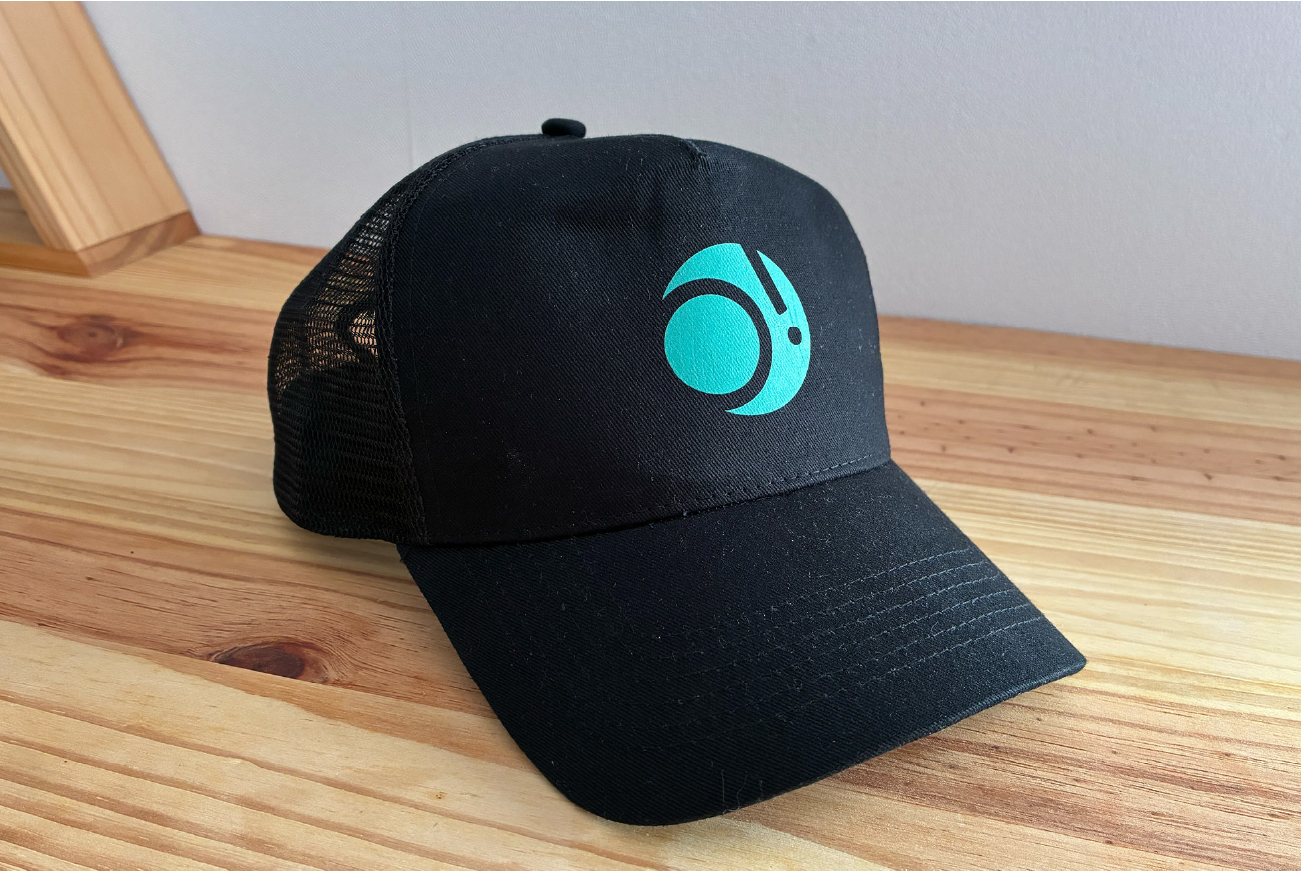 flocage textile casquette lors d'un accompagnement graphique 360 agence évènementielle Hollenn dans le Morbihan