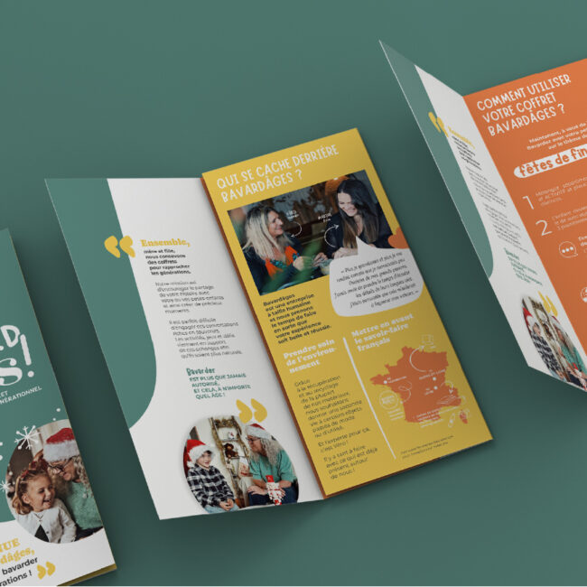 dépliant pour un coffret intergénérationnel Bavardâges dans la Loire