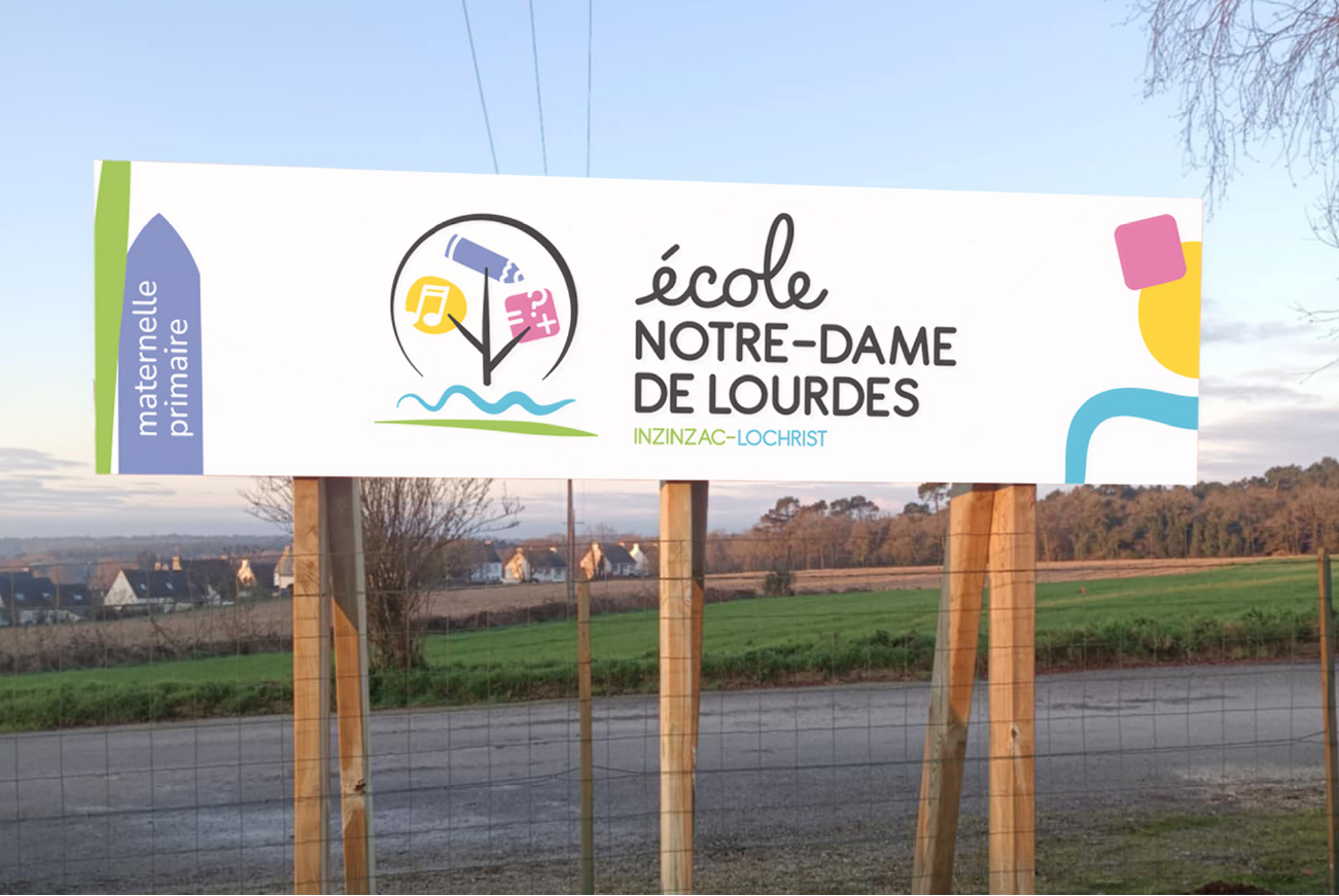panneau pour l'école Notre Dame de Lourdes dans le Morbihan