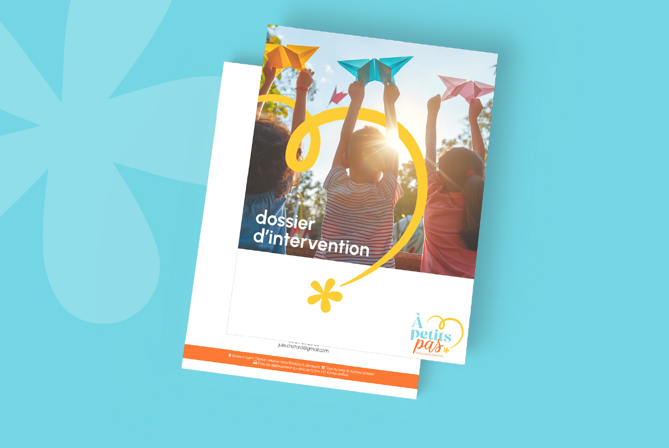 couverture de la brochure de présentation pour des ateliers d'éveil corporel et sensoriel À petits pas dans le Finistère