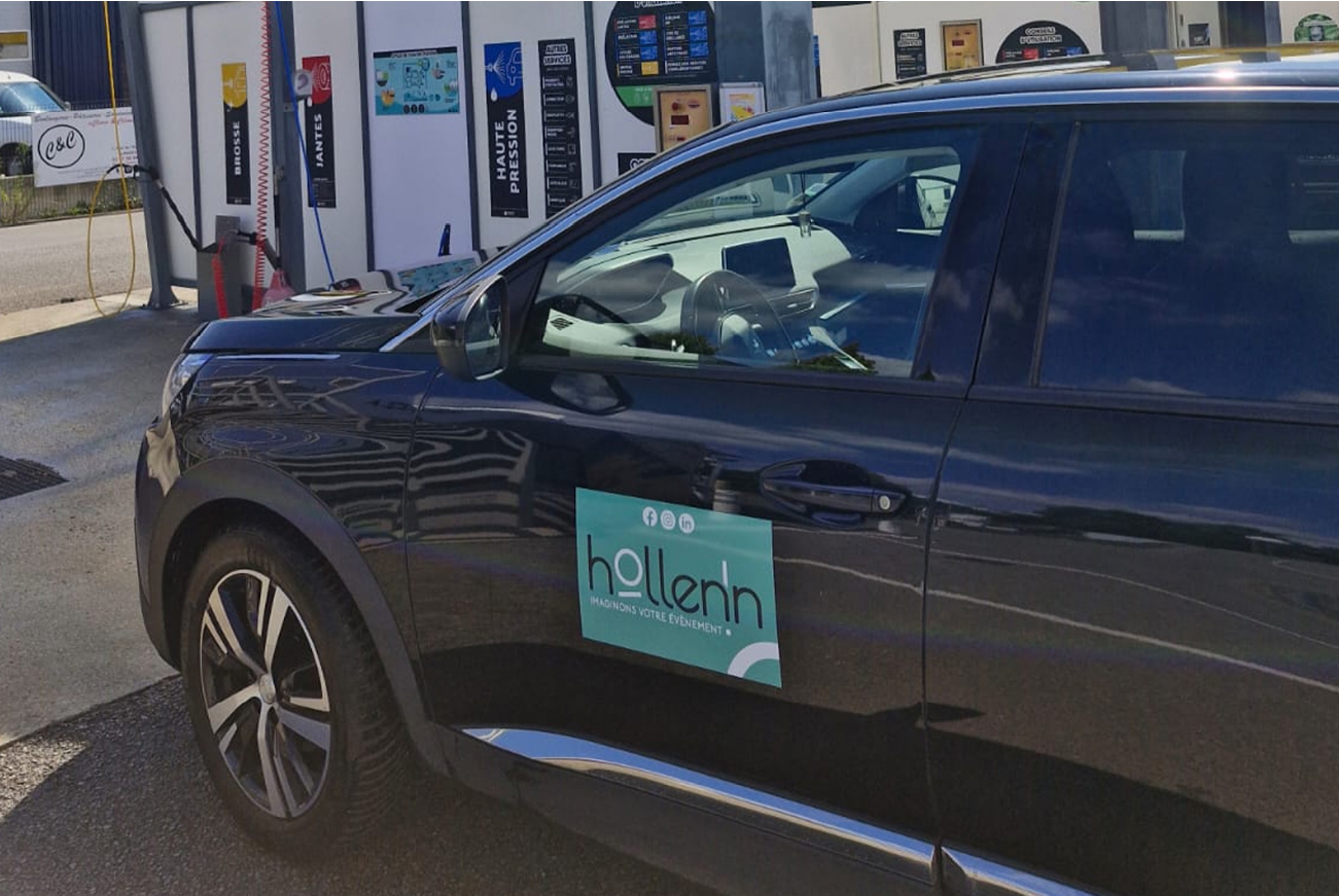 marquage véhicule lors d'un accompagnement graphique 360 agence évènementielle Hollenn dans le Morbihan