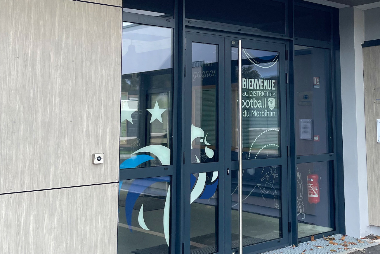vitrophanie pour les locaux du District de football du Morbihan
