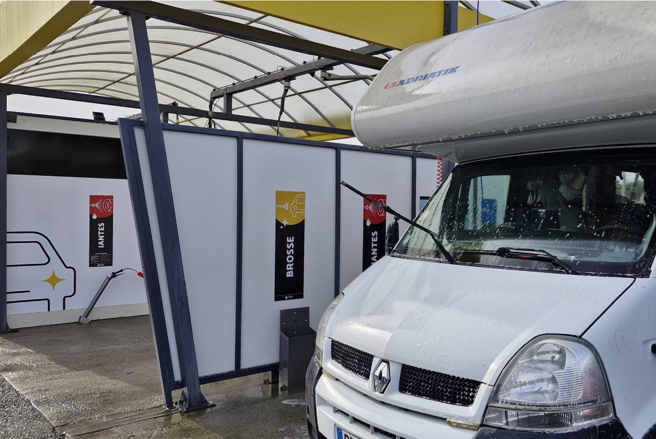 signalétique pour une station de lavage Lavage Landévantais et Lavage Lochristois dans le Morbihan